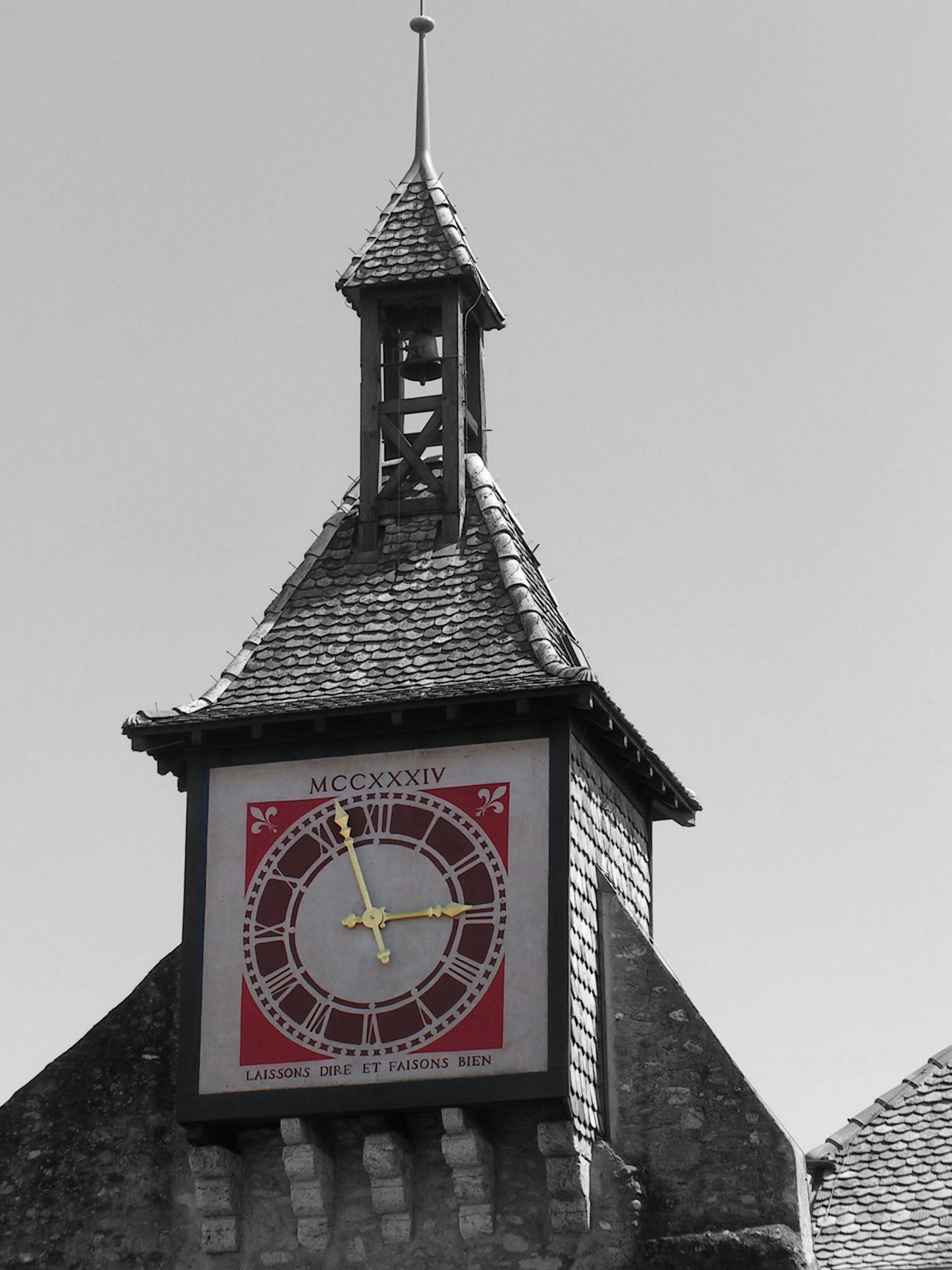 Horloge historique de Saint-Prex, symbole de la commune où se situe le restaurant Basuges